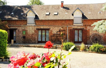 G&icirc;te n&deg;G97011 Croix-Moligneaux - Somme - fa&ccedil;ade du gite cot&eacute; cour