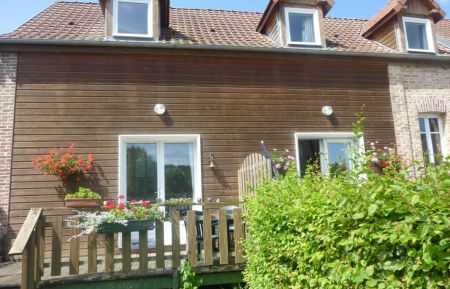 G&icirc;te n&deg;G200319 Cahon - Somme - gite c&ocirc;t&eacute; terrasse et petite pelouse avec transats et table de salon de jardin