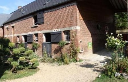 G&icirc;te n&deg;G200705 Sailly-le-Sec - Somme - La cour de ferme autour du g&icirc;te.